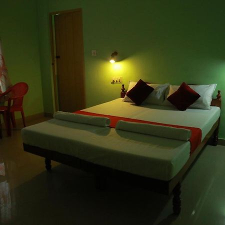 Shirleys Beach Hotel Kovalam Exteriör bild