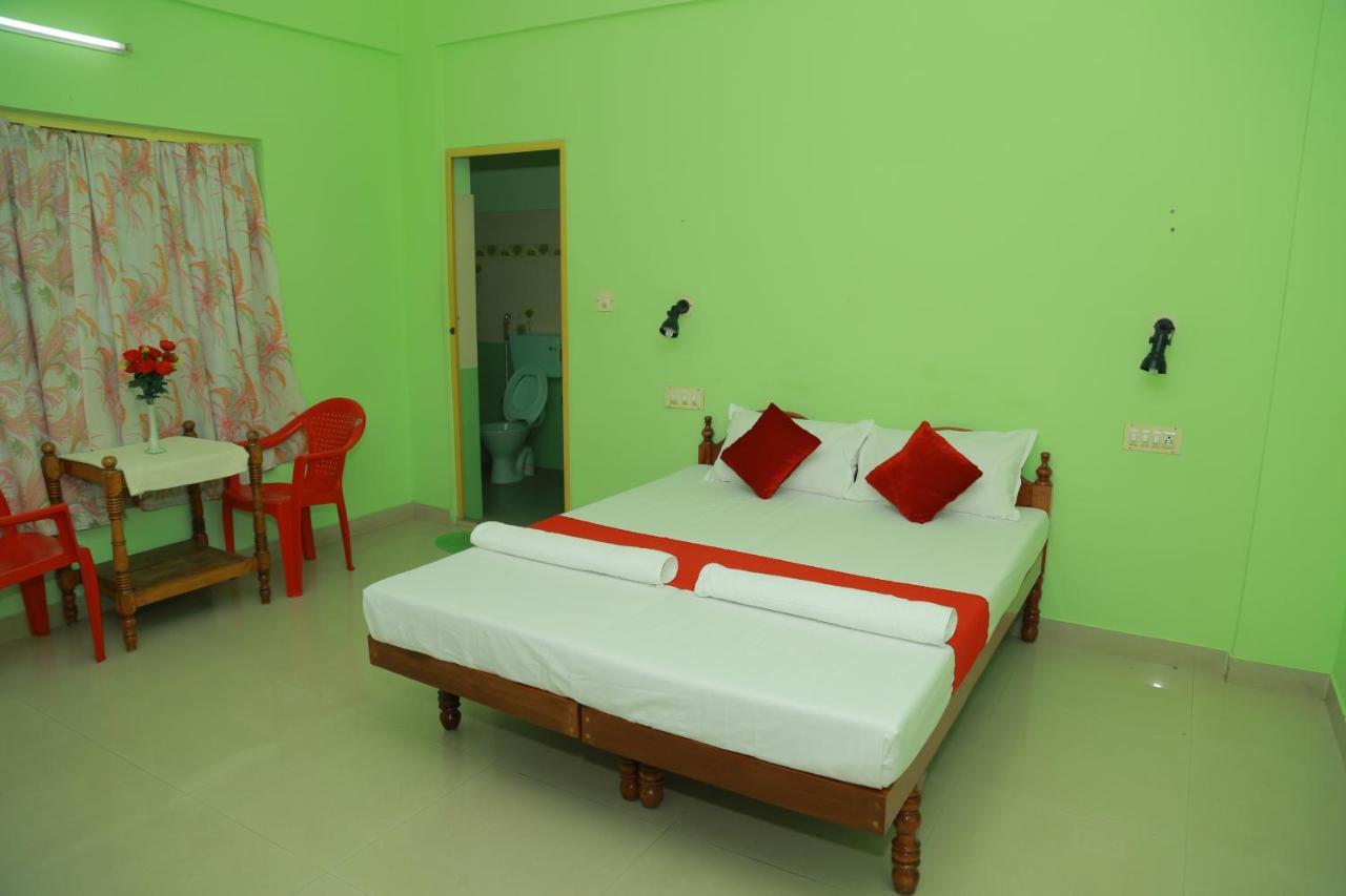 Shirleys Beach Hotel Kovalam Exteriör bild