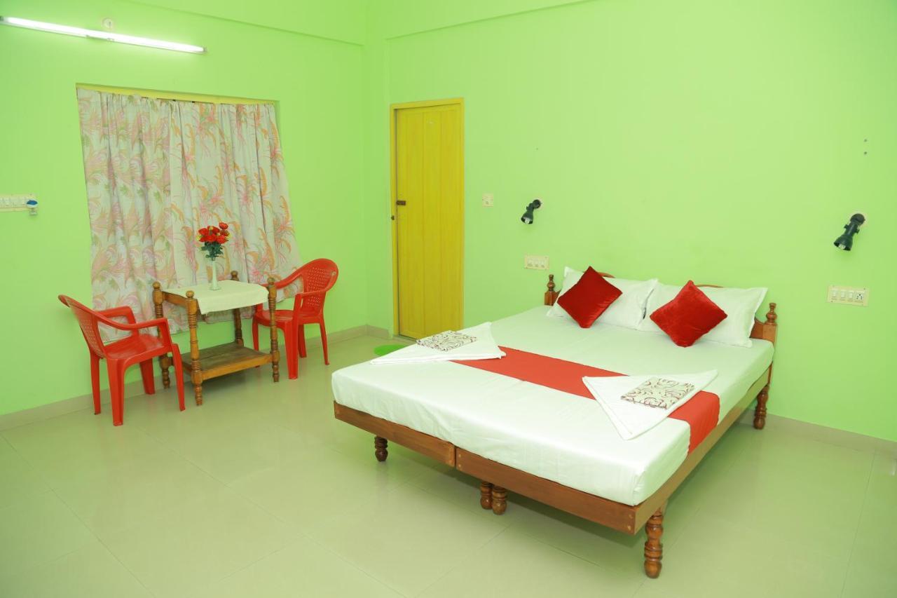 Shirleys Beach Hotel Kovalam Exteriör bild