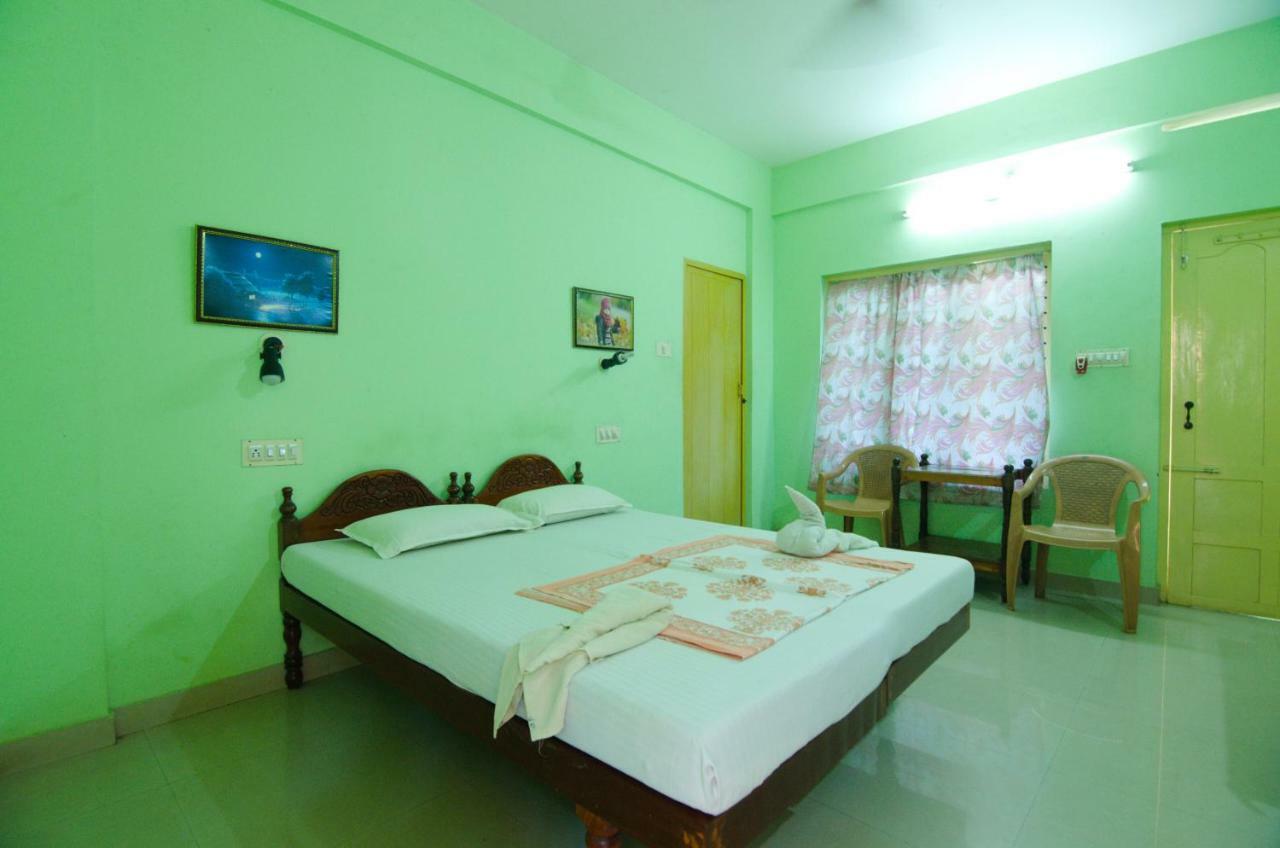Shirleys Beach Hotel Kovalam Exteriör bild